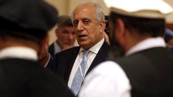 درحالیکه مذاکرات ایالات متحده و طالبان در حال 'مکث مختصر' است، ۱۰ فرد ملکی بر اثر بمب کنار جاده در غزنی کشته شدند