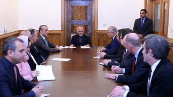 غنی و خلیلزاد درباره آتش بس احتمالی با طالبان در کابل گفتگو کردند