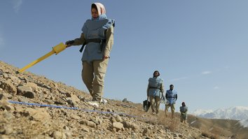 با گذشت ده ها سال هنوز هم بمب های اتحاد جماهیر شوروی افغان ها را می کشند