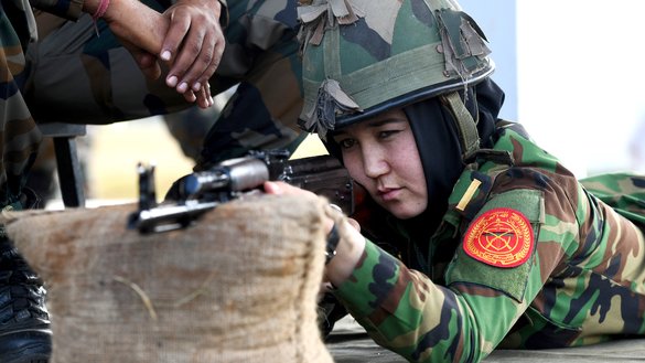 در این تصویر، یک افسر نظامی اردوی افغان به تاریخ ۲۱ قوس مشاهده می شود که، طی یک جلسه تمریناتی در آکادمی آموزش افسران در شهر چینای، هدف را مشخص می کند. [ارون سنکار/ای اف پی]