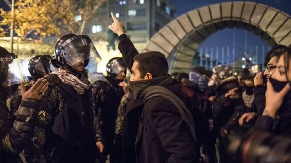 یک عکس که در رسانه های اجتماعی نشر شده معترضان ایرانی را نشان میدهد که ماه قبل با نیروهای امنیتی در تهران مواجه بودند. [آرشیف]