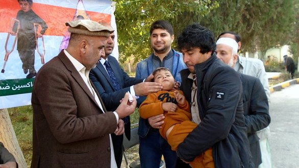 Baghlan Acting Governor Abdul Qadim Niazi administers the polio vaccine to a child on the first day of a vaccination campaign in Pul-i-Khumri, Baghlan Province, last November 11. [Baghlan Governor's Office]