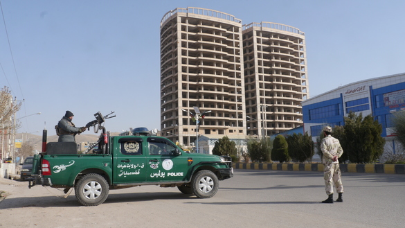 پولیس هرات به تاریخ ۳ حوت، در روز اول آتش بس قسمی با طالبان، وضعیت امنیتی را در این شهر نظارت می کند. [عمر]