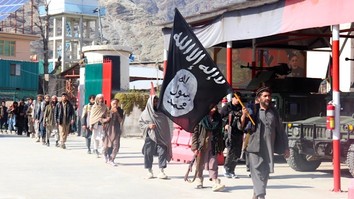 په کونړ کې د امریکایي ځواکونو له خوا د بمبارۍ په ترڅ کې د داعش جنګیاليو د تسلیمۍ لړۍ روانه ده