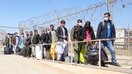 ایران پناهندګان افغان را که با ویروس کورونا مبتلا هستند در امتداد مرز با افغانستان می اندازند