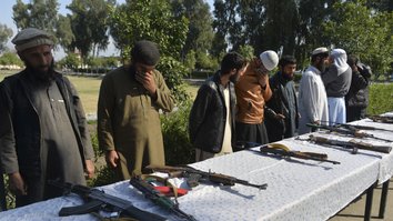 افغان ها از طالبان خواستند که بهانه نگیرند و به مذاکرات صلح بپیوندند