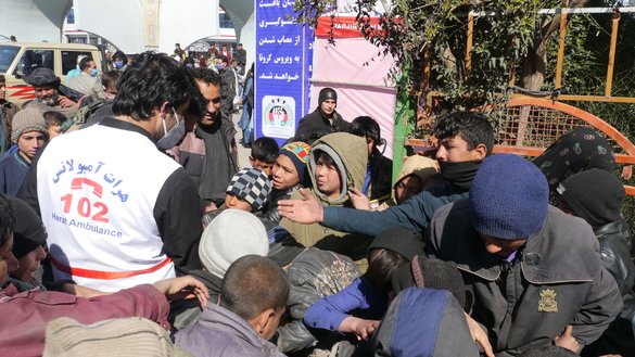 در این تصویر تعدادی از کودکان دیده می شوند که، به تاریخ ۱۸ حوت ماسک های رایگان را از یک عضو بنیاد خیریه فقیری در شهر هرات دریافت می کنند. [عمر]