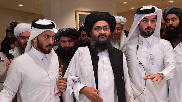 در تصویر دیده می شود که، ملا عبدالغنی برادر، یکی از بنیانگذاران طالبان پس از امضای توافقنامه با ایالات متحده در جریان مراسمی در پایتخت قطر دوحه به تاریخ ۱۰ حوت، صحنه را ترک می کند. مذاکرات بین طالبان و حکومت افغان براثر موضوع تبادله زندانیان و حملات جنگجویانه متوقف شده است. [جوزپه کاکاس/ای اف پی]