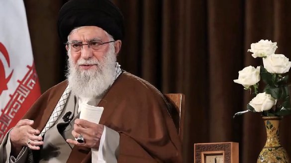 د ایران ستر مذهبي مشر آیت الله علي خامنه اي د وري په ۳مه د یوې تلوېزیوني وینا په ترڅ کې ملت ته خبرې کوي. [اېرنا]‌