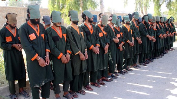 در تصویر مشاهده می شود که، مقامات محلی در کندهار به تاریخ ۲۲ سرطان سال گذشته ۴۰ نفر اسیران طالبان را در مقر ریاست امنیت ملی در شهر کندهار به رسانه ها ارائه می کنند. [دفتر مطبوعاتی والی این ولایت/فیسبوک]
