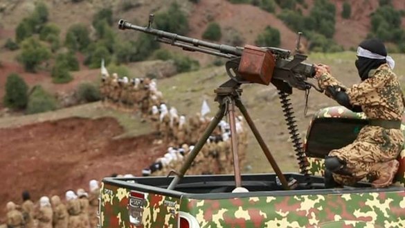 در این تصویر که به تاریخ ۱۱ حمل منتشر شده است مشاهده می شود که، یک جنگجوی طالب از یک اسلحه سنگین در جریان آموزش در یک مکان نامعلوم، استفاده می کند.