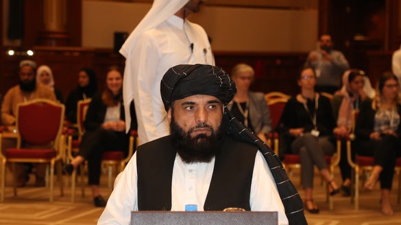 در تصویر مشاهده می شود که، سهیل شاهین، سخنگوی طالبان در قطر، به تاریخ ۱۶ سرطان سال گذشته در مذاکرات بخاطر گفتگوی بین الافغانی در دوحه، قطر اشتراک می کند. شاهین به تاریخ ۱۸ حمل اعلام کرد که طالبان دیگر در مذاکرات با حکومت افغان در مورد تبادله زندانیان شرکت نمی کنند. [کریم جعفر/ای اف پی]