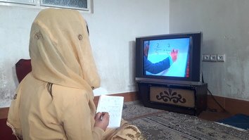 افغان زده کوونکي د کروناوایرس له امله د رامنځته شوې خلا د ډکولو لپاره آنلاین درسونه اخلي