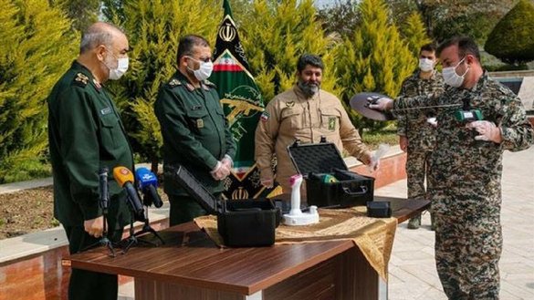 در این تصویر دیده می شود که، تورن جنرال حسین سلامی فرمانده سپاه پاسداران انقلاب اسلامی (آخرین سمت چپ) و سایر افسران نظامی به تاریخ ۲۷ حمل، این دستگاه 'شگفت آنگیز' ردیاب ویروس کرونای کووید-۱۹ را رونما می کنند. [خبرگزاری فارس]