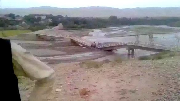 په دې بې نېټې عکس کې د تخار ولایت په خواجه چنګال سیمه کې د تېر چنګاښ په ۳مه د طالبانو له خوا الوزول شوی پل لیدل کیږي. ځایي چارواکي او اوسېدونکیو وویل چې اورپکو دا کار د دې لپاره کړی چې د افغان ملي دفاعي او امنیتي ځواکونو مخه ډپ کړي.