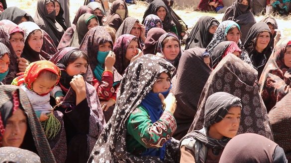 این تصویر از یک ویدیوی سلام تایمز، زنانی را نشان می دهد که در نتیجه یک حمله طالبان در اوایل ثور، به همراه خانواده های خود مجبور شده اند از خانه های خود در ولسوالی شهرک به فیروز کوه، ولایت غور فرار کنند.
