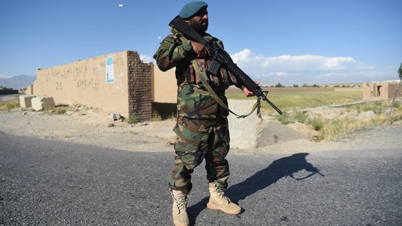 An Afghan soldier stands guard as Taliban prisoners are released from the Bagram prison in Parwan Province on May 26. [WAKIL KOHSAR/AFP]
