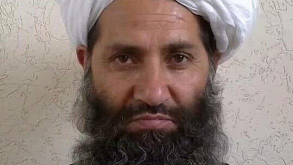 د طالبانو لوی مشر ملا هیبت الله اخوندزاده، چې په دې بې نېټې عکس کې لیدل کیږي، له میاشتو میاشتو راهیسې په مجلسونو او عامه کتنو کې نه ښکاري. [آرشیف]