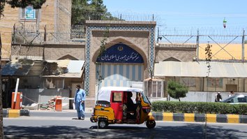 په هرات کې د ایران د کونسلګرۍ د ودانۍ له امله د لارې بندښت د خلکو قهر راپارولی دی