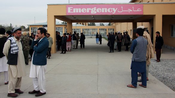 در تصویر بستگان افغان قربانیان دیده می شوند در حالیکه آنها به تاریخ ۲۱ میزان ۱۳۹۷، بعد از یک حمله بمب در تالقان، ولایت تخار، در مقابل یک شفاخانه، ایستاده اند، نگاه می کنند. [نصیر صادق/ای اف پی]