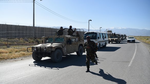 Afghan National Army (ANA) soldiers on May 26 escort a convoy of Taliban prisoners during their release from the Bagram prison outside the US military base in Bagram, about 50 km north of Kabul. [Wakil Kohsar/AFP]