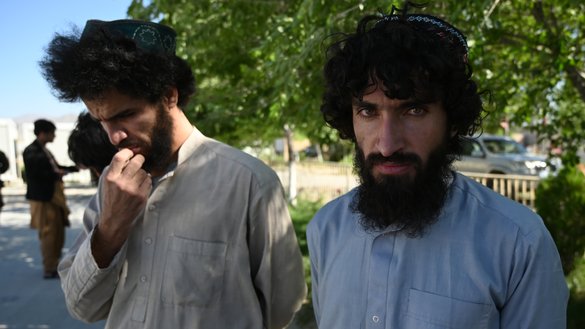 طالب بندیان په پروان ولایت کې د بګرام زندان څخه د خلاصون پر وخت ولاړ دي. افغان چارواکي پلان نه لري چې هغه طالب بندیان چې «ډېر خطرناک» ګڼل کیږي خوشې کړي. [وکیل کوهسار/ای اېف پي]