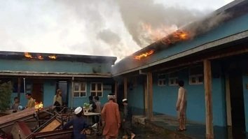 طالبان یک مکتب را در تخار به آتش کشیدند و ۱۰ هزار جلد کتاب را سوختاندند
