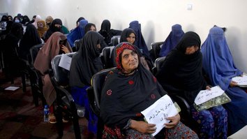 زنانی که عزیزان خود را از دست داده اند، از طالبان خواستند که به صلح متعهد شوند