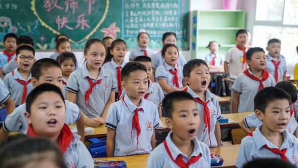 در این تصویر متعلمین مکتب ابتدائیه دیده می شوند که، در اولین روز سمستر جدید در ووهان، چین، به تاریخ ۱۱ سنبله اشتراک می کنند. [اس تی آر/ای اف پی]