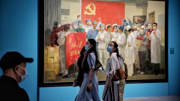 در تصویر یکی از نقاشی هایی دیده می شود که هم اکنون در موزیم ملی چین به نمایش گذاشته شده است و تلاش های این کشور در همه گیر ویروس کرونا را به عنوان «قهرمانانه» به تصویر می کشد. [جیانگ دونگ/روزنامه چاینا دیلی]