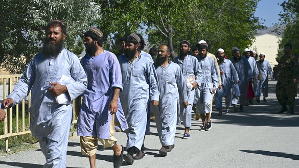 طالب بندیان د غبرګولي په ۶مه په پروان ولایت کې له بګرام محبس څخه د خلاصون په ترڅ کې په کتار روان دي. [وکیل کوهسار/ای اېف پي]