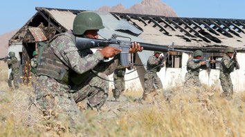 په هرات کې د اردو نوي جذب شوي سرتیري د ترهګرۍ پر ضد د لا ښې مبارزې لپاره د کومانډو روزنه ترلاسه کوي