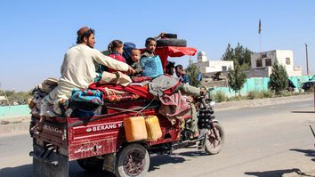 با افزایش جنگ طالبان هزاران نفر از هلمند فرار کردند
