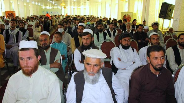 د سیمې اوسېدونکي د تلې په ۲۸مه د لغمان ولایت په مرکز مهترلام کې راټول شوي چې د طالبانو وروستي بریدونه وغندي او په یاده ډله باندې ټینګار وکړي چې خپل بریدونه پای ته ورسوي او سوله وکړي. [د لغمان د والي دفتر]