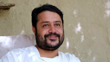 یک گروه مدافع حقوق می گوید که طالبان خبرنگار افغان را که در بمبگذاری موترش کشته شد، تهدید کرده بودند