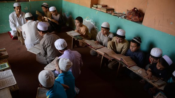 کودکان افغان به تاریخ ۲۴ سرطان ۱۳۹۳ در ماه رمضان در یک مسجد در مزارشریف قرآن کریم را تلاوت می کنند. مقامات تمام مدارس در ولایت بلخ را ثبت و نظارت می کنند تا اطمینان حاصل شود که نظریات افراط گرایی بخشی از نصاب نباشند. [فرشاد عصیان/ای اف پی]