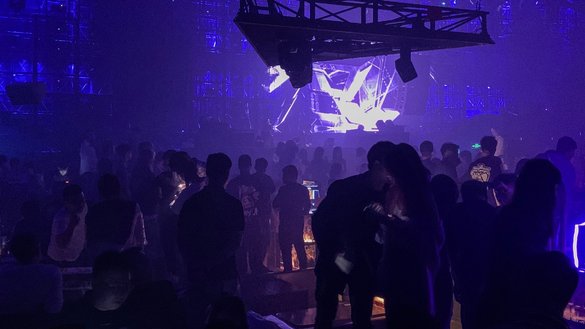 This photo taken on September 26 shows party-goers in a club in Wuhan, China, the birthplace of COVID-19. [Hector RETAMAL / AFP]