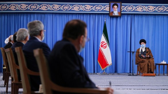 آیت الله علی خامنه‌ای رهبر بزرگ ایران به تاریخ ۴ قوس در تهران با مقامات عالی‌رتبه دولتی صحبت می کند. این آخرین اقدام تهران برای به تعلیق درآوردن تفتیش های هسته‌ای، خامنه‌ای را بار دیگر در تضاد با رئیس جمهور حسن روحانی قرار می دهد که مخالف این اقدام است. [وزارت دفاع ایران]
