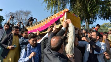 افغانانو په جلال اباد کې د تلوېزیون د یوې خبریالې او فعالې وژنه وغندله