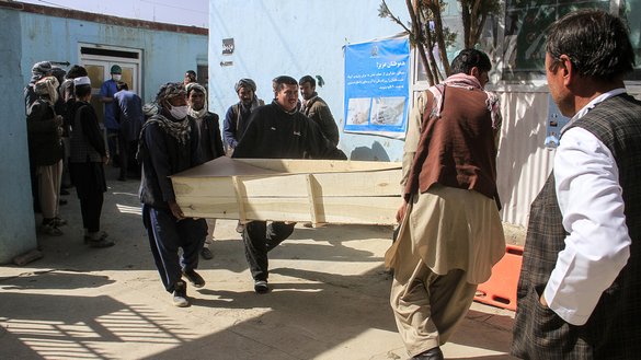 اقارب تابوت یک قربانی بمب کنار جاده به تاریخ ۳ عقرب در ولایت غزنی را حمل می کنند. مقامات در حمله دیگری که مقصر آن طالبان دانسته شدند گفتند، این انفجار بالای یک موتربس رخ داد و ۹ فرد ملکی را کشت. [ای اف پی]