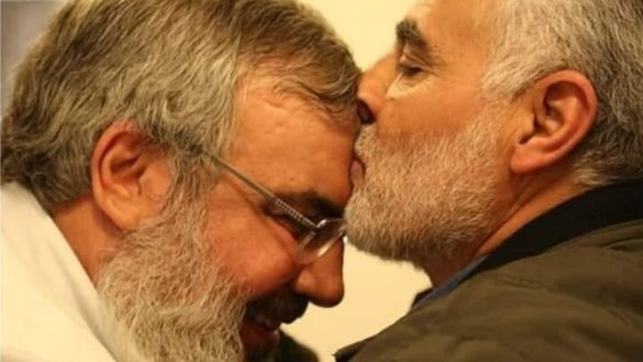 یکی از آخرین تصاویر که توسط رسانه های ایرانی از قاسم سلیمانی فرمانده نیروی قدس (سمت راست) منتشر شده است، سلیمانی را نشان می دهد که چند روز قبل از کشته شدنش در بغداد به تاریخ ۱۳ جدی سال گذشته، پیشانی حسن نصرالله رهبر گروه حزب الله را در جریان یک نشست در بیروت می بوسد.