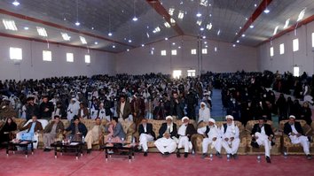 د هرات او نیمروز اوسېدونکیو له امنیتي ځواکونو او حکومت څخه د ملاتړ څرګندولو لپاره غونډه وکړه