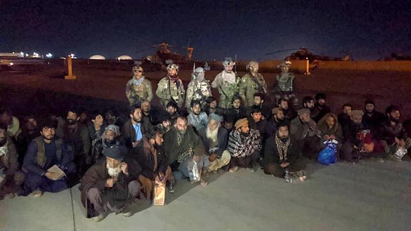 کوماندوهای افغان با زندانیانی که به تاریخ ۲۸ دلو از زندان طالبان در ولایت بغلان نجات یافته اند عکس می گیرند. [قول اردوی عملیات خاص]