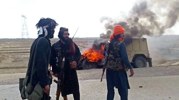 جنگجویان طالب پس از آن در ولسوالی چهار بولک ولایت بلخ نشان داده می شوند که آنها به تاریخ ۲۲ دلو بالای یک وسیله نقلیه نظامی افغان حمله کردند. [عکس از طالبان]