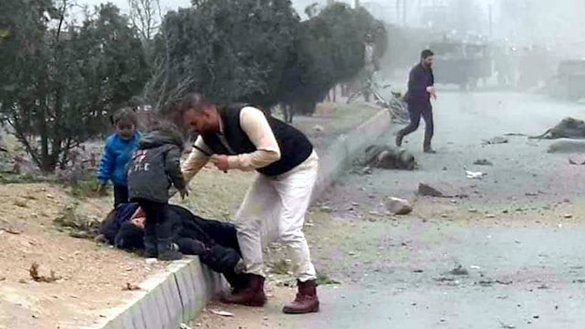په ټولنیزو رسنیو خپرې شوې یوې ویډیو څخه اخیستل شوی یو سکرین شاټ عکس دوه ماشومان، چې یو یې په وینو کې پټ دی، د کب په ۳مه په کابل کې له یوې بمي چاودنې څخه وروسته د یوې بې هوښه ښځې سر ته ولاړ دي او چیغې وهي. په یوه برخه کې، یو ماشوم وایي، «مورې، پورته شه!»