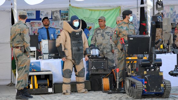 اعضای پولیس ملی افغان به تاریخ ۱۱حوت در جریان یک نمایشگاه در کابل تجهیزات مورد استفاده برای خنثی سازی بمب ها را به نمایش می گذارند. [نجیب الله/سلام تایمز]