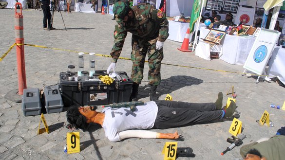 یک عضو اردوی ملی افغان به تاریخ ۱۱حوت تخنیک های کمک های اولیه را در یک نمایشگاه نظامی در کابل به نمایش می گذارد. [نجیب الله/سلام تایمز]