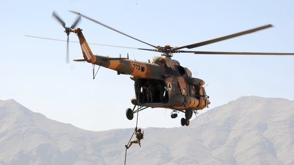 یک کماندو زن افغان به تاریخ ۱۱ماه حوت در جریان یک نمایشگاه نظامی در کابل از هلیکوپتر به پایین فرود می آید. [نجیب الله/سلام تایمز]
