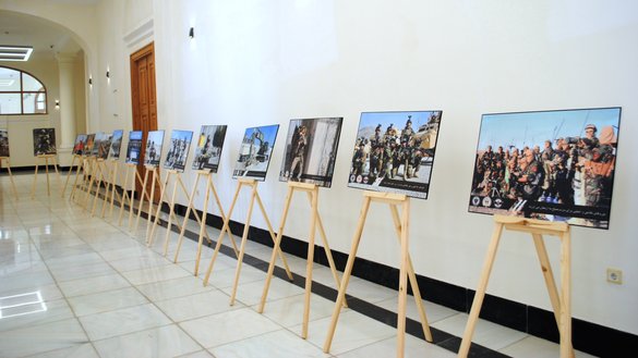 عکس های نیروهای ملی دفاعی و امنیتی افغان که در حال انجام فعالیت هستند در یک نمایشگاه ۱۱ الی ۱۳ ماه حوت در کابل برای مردم نمایش داده می شود. [نجیب الله/سلام تایمز]