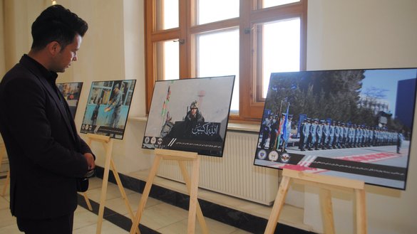 یک باشنده کابل به تاریخ ۱۱حوت از نمایشگاه عکس نیروهای ملی دفاعی و امنیتی افغان در کابل بازدید می کند. [نجیب الله/سلام تایمز]